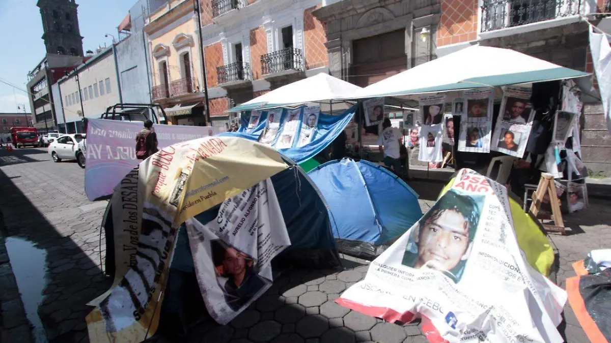 Plantón desaparecidos Congreso Puebla